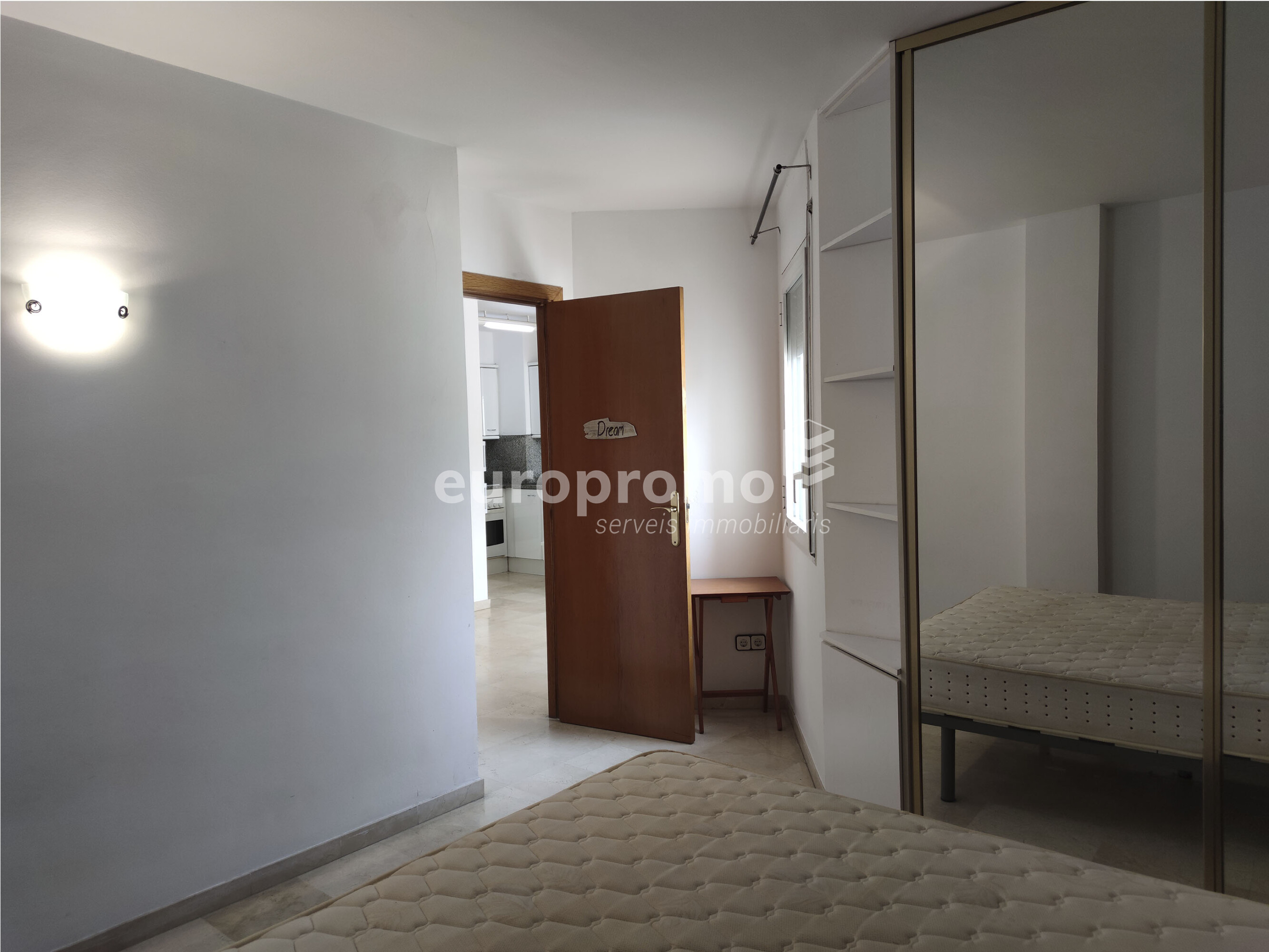 Pis acollidor d'una habitació amb despatx al centre de Girona!